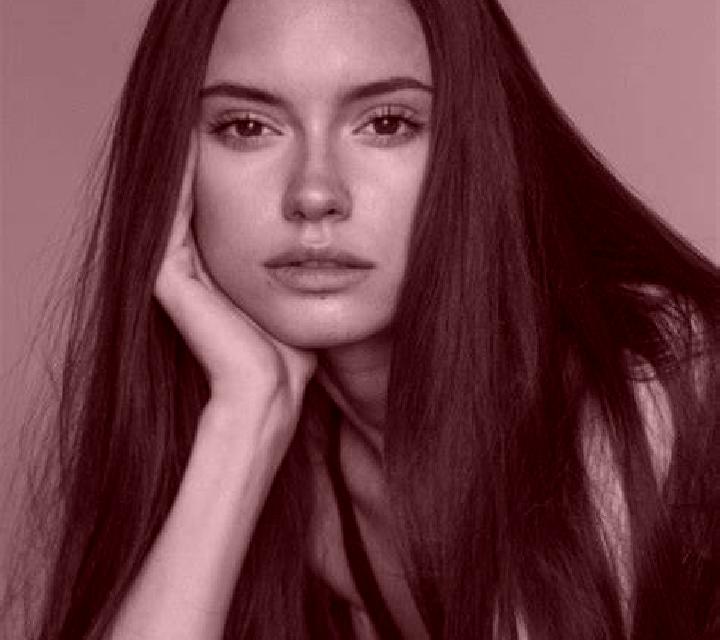 Lola 3 Cuya escort